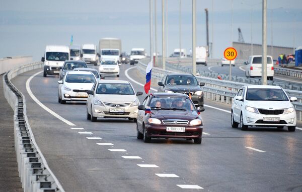 Автомобильное движение по автодорожной части Крымского моста. 16 мая 2018 Автомобильное движение по автодорожной части Крымского моста. 16 мая 2018