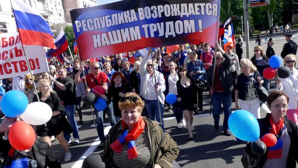 Участники торжественного шествия в Донецке, посвященного Дню самопровозглашенной Донецкой народной республики. Архивное фото Участники торжественного шествия в Донецке, посвященного Дню самопровозглашенной Донецкой народной республики. Архивное фото