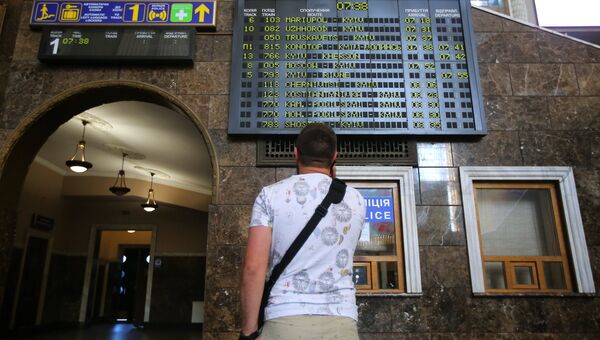 Табло расписания движения поездов на Центральном железнодорожном вокзале в Киеве Табло расписания движения поездов на Центральном железнодорожном вокзале в Киеве