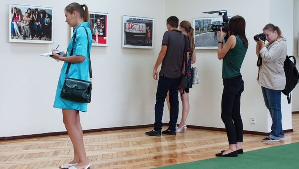Посетители на выставке работ фотокорреспондента МИА Россия сегодня Андрея Стенина в Луганской галерее искусств. 6 августа 2018. Архивное фото Посетители на выставке работ фотокорреспондента МИА Россия сегодня Андрея Стенина в Луганской галерее искусств. 6 августа 2018. Архивное фото