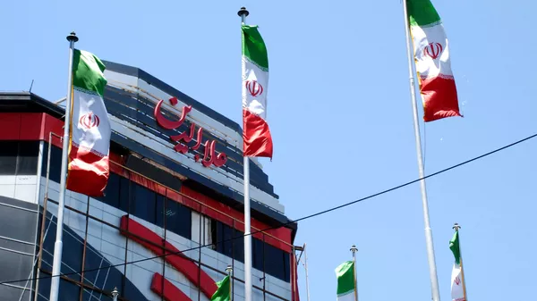 Флаги Ирана на одной из улиц Тегерана