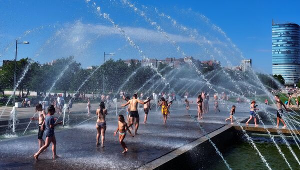 Горожане спасаются от жары в фонтане парка 300-летия Санкт-Петербурга. Архивное фото Горожане спасаются от жары в фонтане парка 300-летия Санкт-Петербурга. Архивное фото