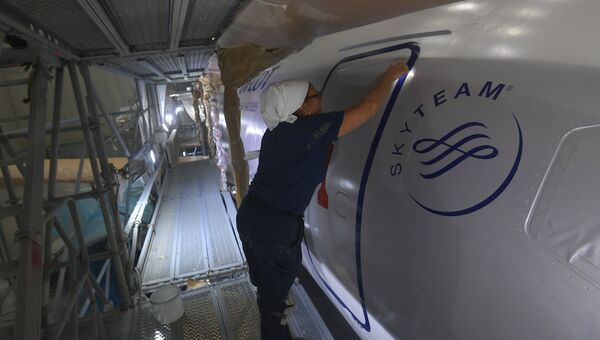 Процесс покраски самолета Sukhoi Superjet 100 Процесс покраски самолета Sukhoi Superjet 100