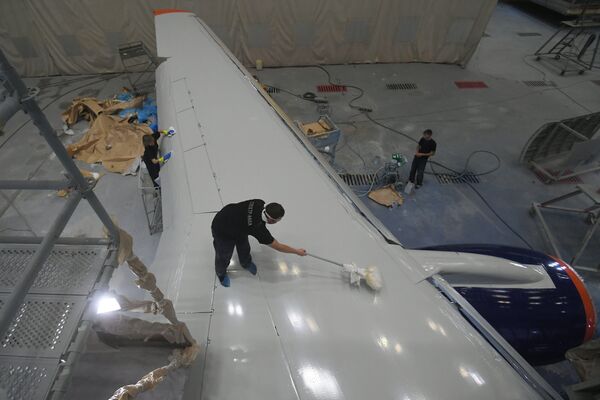 Процесс покраски самолета Sukhoi Superjet 100 Процесс покраски самолета Sukhoi Superjet 100