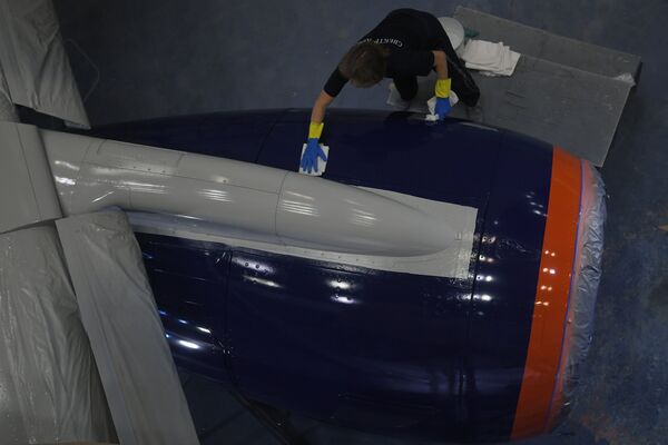 Процесс покраски самолета Sukhoi Superjet 100 Процесс покраски самолета Sukhoi Superjet 100