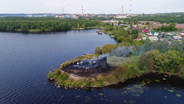 Сгоревшее здание церкви Успения Божией Матери в Кондопоге в Карелии. 10 августа 2018 Сгоревшее здание церкви Успения Божией Матери в Кондопоге в Карелии. 10 августа 2018
