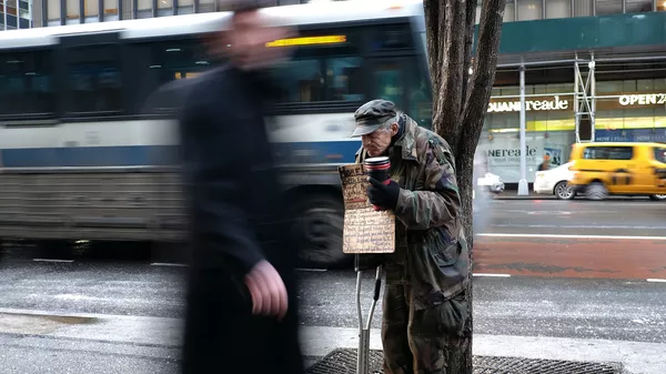 Нищий просит пожертвования в Нью-Йорке Нищий просит пожертвования в Нью-Йорке
