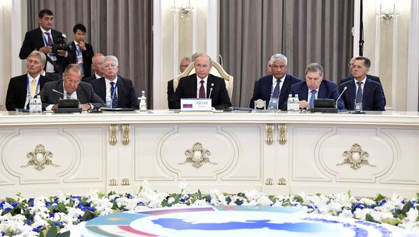 Президент РФ Владимир Путин на встрече глав государств-участников V Каспийского саммита в Актау. 12 августа 2018 Президент РФ Владимир Путин на встрече глав государств-участников V Каспийского саммита в Актау. 12 августа 2018