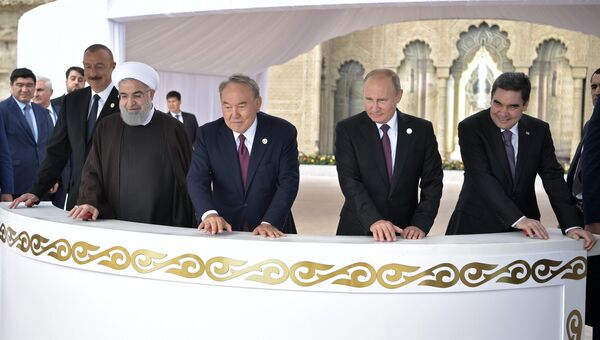 Президент РФ Владимир Путин на церемонии выпуска мальков осетра на набережной Каспия главами государств-участников V Каспийского саммита в Актау. 12 августа 2018 Президент РФ Владимир Путин на церемонии выпуска мальков осетра на набережной Каспия главами государств-участников V Каспийского саммита в Актау. 12 августа 2018