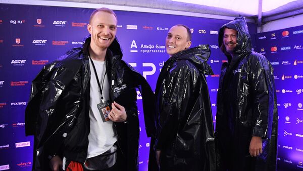 Участники электронного проекта Swanky Tunes Станислав Зайцев, Вадим Шпак и Дмитрий Бурыкин (слева направо) на юбилейном пятом музыкальном фестивале Alfa Future People в Нижегородской области Участники электронного проекта Swanky Tunes Станислав Зайцев, Вадим Шпак и Дмитрий Бурыкин (слева направо) на юбилейном пятом музыкальном фестивале Alfa Future People в Нижегородской области