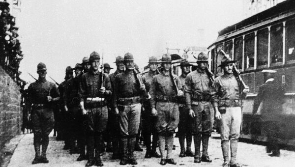 Отряд американских интервентов на улицах Владивостока Отряд американских интервентов на улицах Владивостока