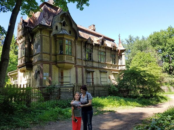 Вера с учительницей Клавдией Ивановной Вера с учительницей Клавдией Ивановной