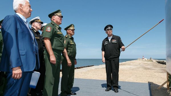 Министр обороны России Сергей Шойгу во время проверки строительства инфраструктуры Каспийской флотилии в Дагестане. 15 августа 2018 Министр обороны России Сергей Шойгу во время проверки строительства инфраструктуры Каспийской флотилии в Дагестане. 15 августа 2018