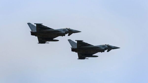 Пара истребителей Eurofighter Typhoon Королевских ВВС Великобритании Пара истребителей Eurofighter Typhoon Королевских ВВС Великобритании