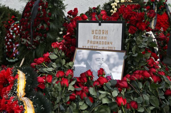 Траурные венки у могилы криминального авторитета Аслана Усояна на Хованском кладбище