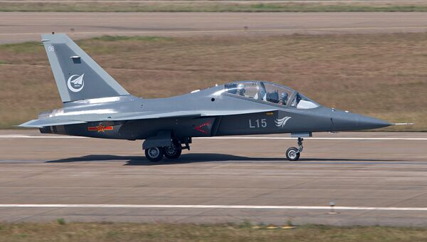 Китайский учебно-боевой самолет Hongdu L-15 (принят на вооружение ВВС КНР под обозначением JL-10). Архивное фото Китайский учебно-боевой самолет Hongdu L-15 (принят на вооружение ВВС КНР под обозначением JL-10). Архивное фото