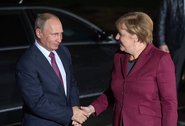 Президент РФ Владимир Путин и канцлер Германии Ангела Меркель перед началом переговоров лидеров стран нормандской четверки в Берлине . 19 октября 2016 Президент РФ Владимир Путин и канцлер Германии Ангела Меркель перед началом переговоров лидеров стран нормандской четверки в Берлине . 19 октября 2016