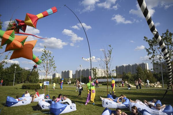 Жители Москвы и гости столицы в Братеевском каскадном парке Москвы, где проходит фестиваль фейерверков Ростех Жители Москвы и гости столицы в Братеевском каскадном парке Москвы, где проходит фестиваль фейерверков Ростех