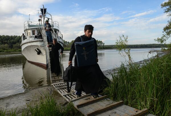 Участник духовно-просветительской миссии, корабля-церкви Святой апостол Андрей Первозванный диакон Николай Черепанов спускается на берег возле села Верх-Сузун Новосибирской области Участник духовно-просветительской миссии, корабля-церкви Святой апостол Андрей Первозванный диакон Николай Черепанов спускается на берег возле села Верх-Сузун Новосибирской области