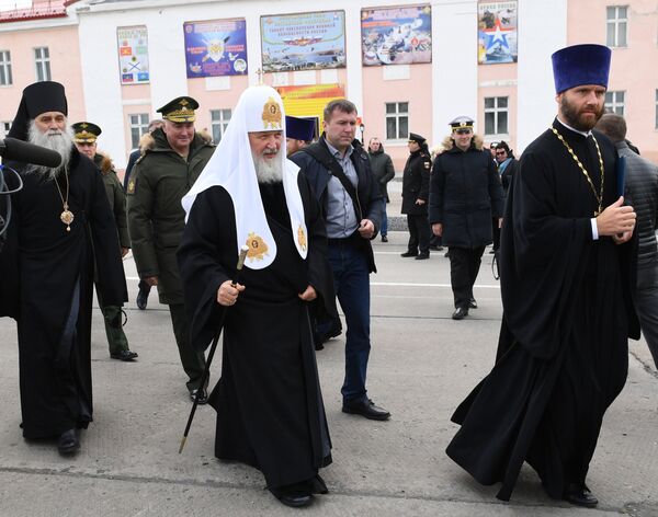 Патриарх Кирилл во время посещения поселка Белушья Губа на архипелаге Новая Земля в рамках поездки по северным епархиям РПЦ Патриарх Кирилл во время посещения поселка Белушья Губа на архипелаге Новая Земля в рамках поездки по северным епархиям РПЦ