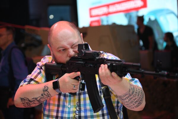 Посетитель осматривает автомат АК-201 на презентации новых разработок концерна Калашников в рамках IV Международного военно-технического форума Армия-2018 в КВЦ Патриот Посетитель осматривает автомат АК-201 на презентации новых разработок концерна Калашников в рамках IV Международного военно-технического форума Армия-2018 в КВЦ Патриот