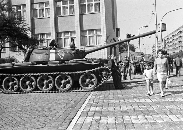 Советский танк на одной из улиц Праги в августе 1968 года