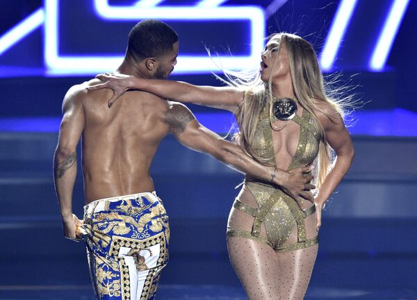 Дженнифер Лопес во время выступления на церемонии MTV Video Music Awards в Нью-Йорке Дженнифер Лопес во время выступления на церемонии MTV Video Music Awards в Нью-Йорке