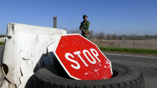 Военнослужащий на блок-посту в Донецкой области
