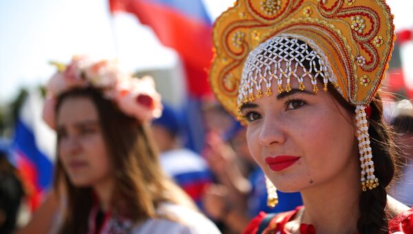 Участница праздничных мероприятий, приуроченных к празднованию Дня государственного флага Российской Федерации, в Краснодаре Участница праздничных мероприятий, приуроченных к празднованию Дня государственного флага Российской Федерации, в Краснодаре