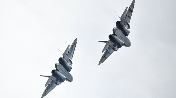 Многофункциональные истребители Су-57 во время демонстрационных полетов в рамках Международного военно-технического форума Армия-2018 Многофункциональные истребители Су-57 во время демонстрационных полетов в рамках Международного военно-технического форума Армия-2018