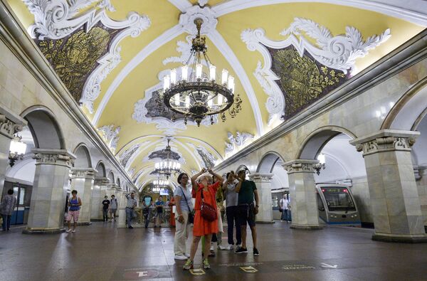 Туристы на станции Комсомольская кольцевой линии Московского метрополитена Туристы на станции Комсомольская кольцевой линии Московского метрополитена