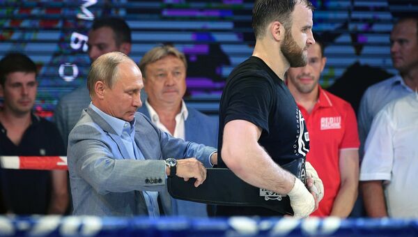 Президент РФ Владимир Путин на церемонии награждения победителей международного турнира по боевому самбо «Плотформа S-70» Президент РФ Владимир Путин на церемонии награждения победителей международного турнира по боевому самбо «Плотформа S-70»