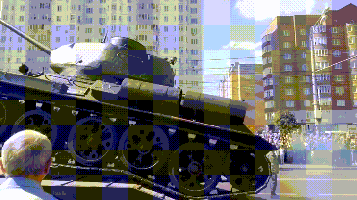 Т-34 перевернулся после парада в Курске Т-34 перевернулся после парада в Курске