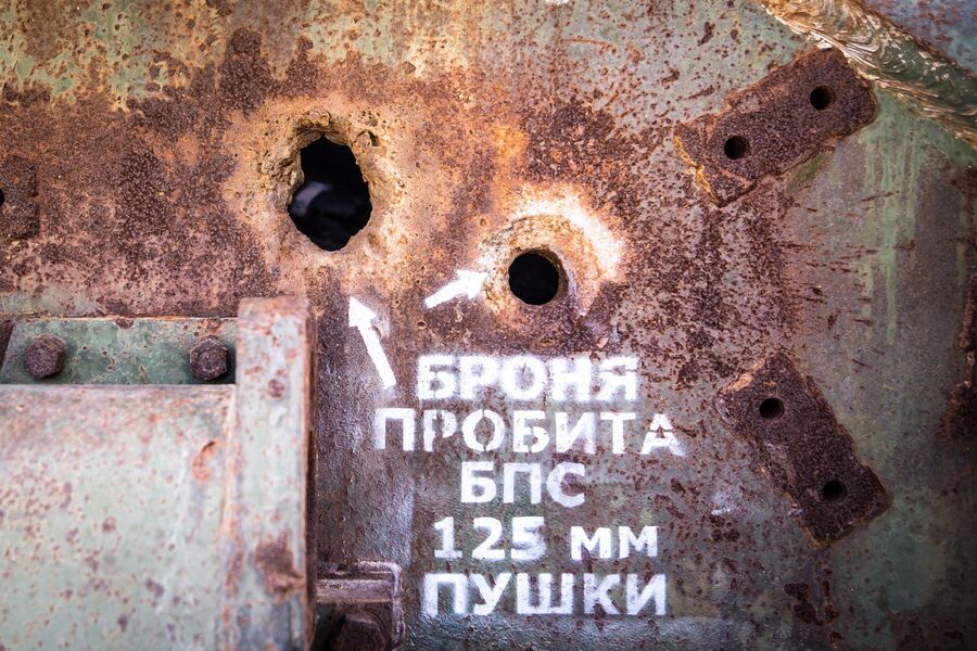 Последствия попаданий бронебойных снарядов в боковую проекцию танка Последствия попаданий бронебойных снарядов в боковую проекцию танка