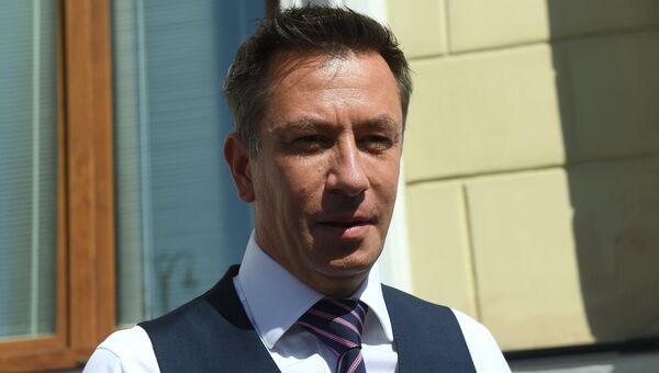 Председатель правления ПАО Сибур Холдинг Дмитрий Конов после завершения совещания вице-премьера РФ Антона Силуанова. 24 августа 2018 Председатель правления ПАО Сибур Холдинг Дмитрий Конов после завершения совещания вице-премьера РФ Антона Силуанова. 24 августа 2018