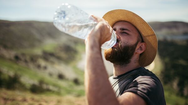 Турист пьет воду