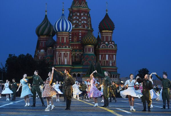 Танцоры на торжественной церемонии открытия XI Международного военно-музыкального фестиваля Спасская башня на Красной площади в Москве Танцоры на торжественной церемонии открытия XI Международного военно-музыкального фестиваля Спасская башня на Красной площади в Москве