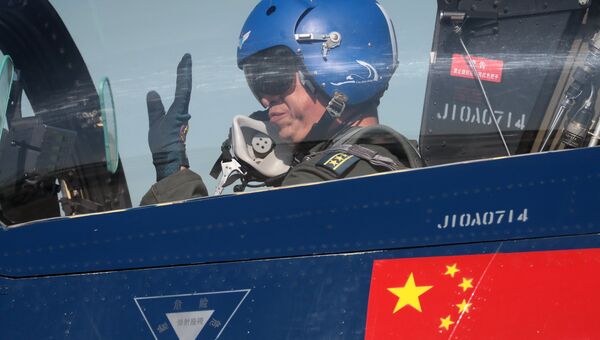 Пилот в многоцелевом истребителе четвёртого поколения 6xJ-10 авиационной группы высшего пилотажа КНР Первое августа Пилот в многоцелевом истребителе четвёртого поколения 6xJ-10 авиационной группы высшего пилотажа КНР Первое августа