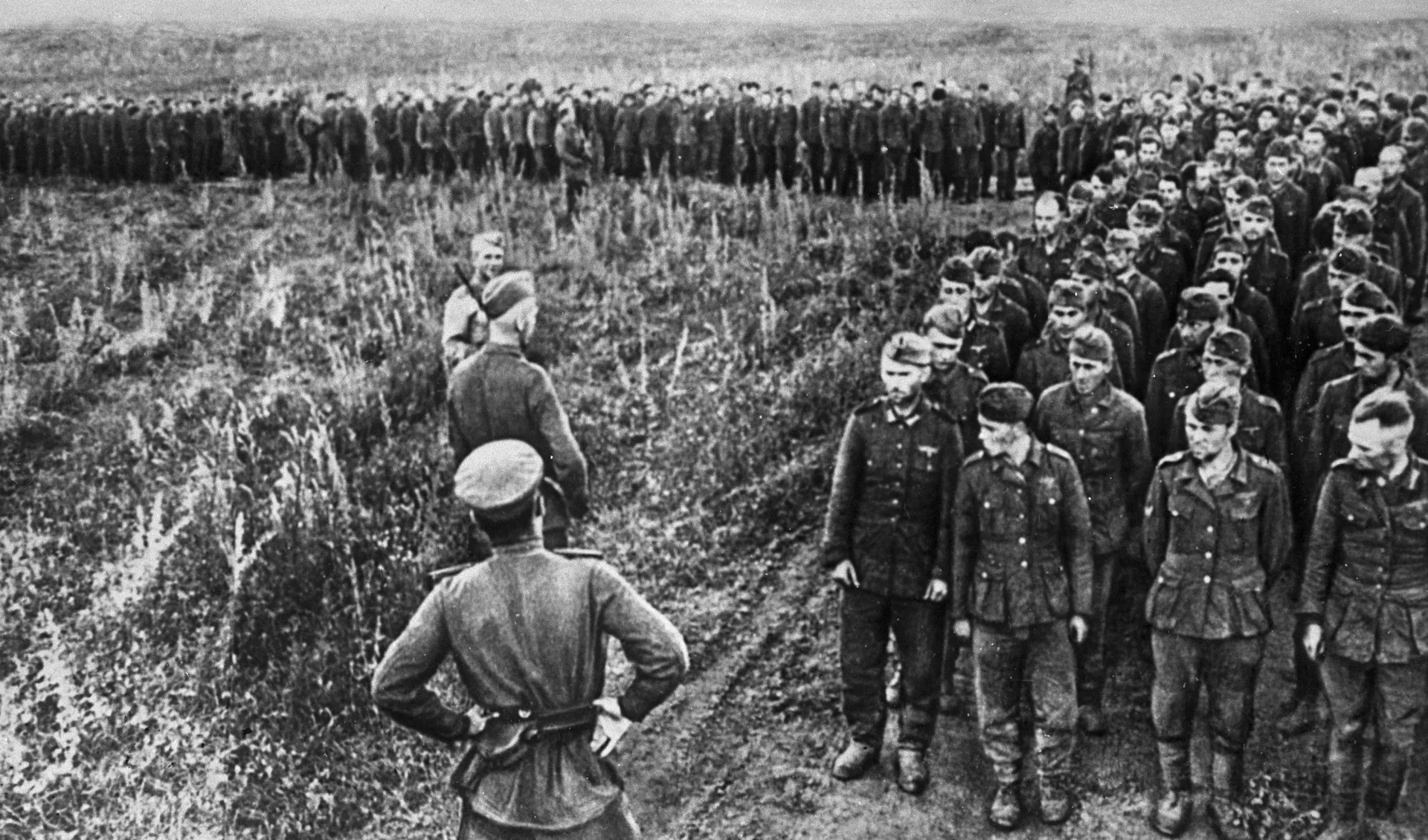 Немецкие солдаты и офицеры, взятые в плен в битве под Курском. Август 1943 - РИА Новости, 1920, 02.12.2020