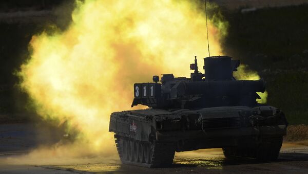 Танк Т-90 во время динамической экспозиции на выставке «Армия России – завтра» в рамках IV Международного военно-технического форума «Армия-2018» в Кубинке Танк Т-90 во время динамической экспозиции на выставке «Армия России – завтра» в рамках IV Международного военно-технического форума «Армия-2018» в Кубинке