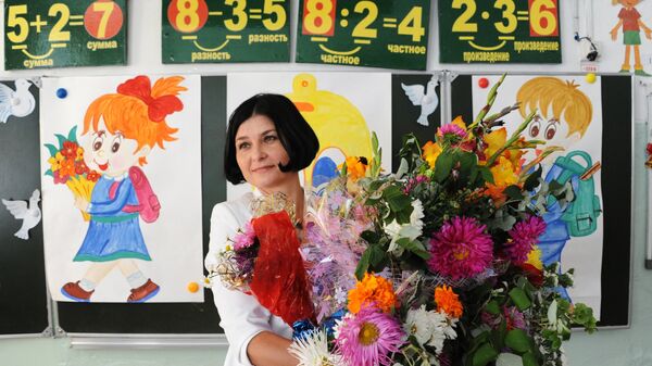 Учительница на уроке в День знаний в школе № 50 в Чите Учительница на уроке в День знаний в школе № 50 в Чите