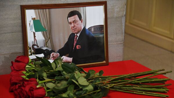 Цветы в память об Иосифе Кобзоне в здании Государственной Думы РФ в Москве Цветы в память об Иосифе Кобзоне в здании Государственной Думы РФ в Москве