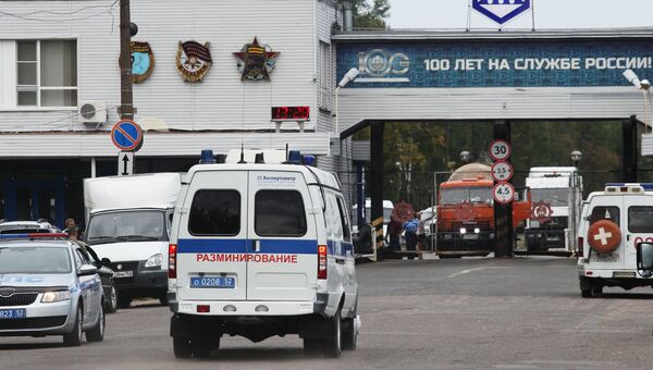 Автомобиль службы разминирования у главной проходной Завода имени Я. М. Свердлова Автомобиль службы разминирования у главной проходной Завода имени Я. М. Свердлова