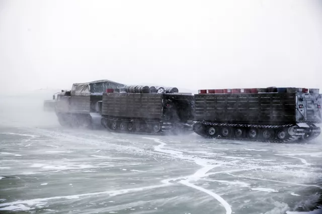 Двухзвенный гусеничный транспортер во время испытаний новых и перспективных образцов вооружения, военной и специальной техники в условиях Арктики