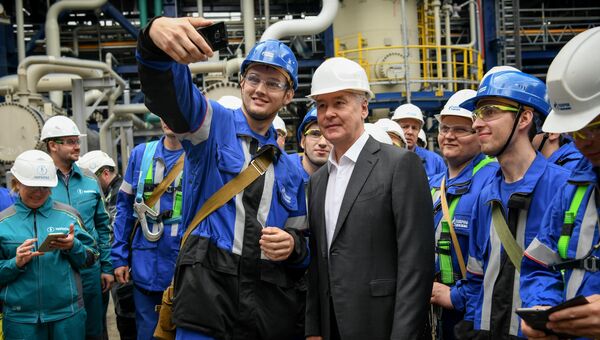 Мэр Москвы Сергей Собянин во время посещения Московского НПЗ. 31 августа 2018 Мэр Москвы Сергей Собянин во время посещения Московского НПЗ. 31 августа 2018