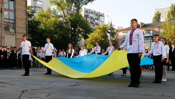 Ученики на торжественной линейке, посвященной Дню знаний, в Киеве. Архивное фото Ученики на торжественной линейке, посвященной Дню знаний, в Киеве. Архивное фото