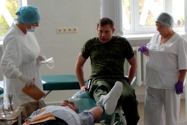 Премьер-министр Донецкой народной республики Александр Захарченко сдает кровь для раненых ополченцев и мирных жителей на станции переливания крови в Донецке Премьер-министр Донецкой народной республики Александр Захарченко сдает кровь для раненых ополченцев и мирных жителей на станции переливания крови в Донецке