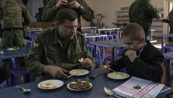 Глава Донецкой народной республики (ДНР) Александр Захарченко (слева на первом плане) во время посещения лицея № 14 в Горловке. Лицей сильно пострадал во время обстрелов и был открыт после ремонта Глава Донецкой народной республики (ДНР) Александр Захарченко (слева на первом плане) во время посещения лицея № 14 в Горловке. Лицей сильно пострадал во время обстрелов и был открыт после ремонта