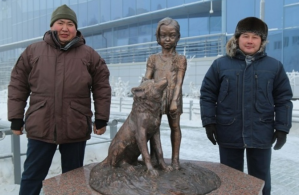 Памятник 4-летней Карине Чикитовой, выжившей в тайге, установленный в Якутске Памятник 4-летней Карине Чикитовой, выжившей в тайге, установленный в Якутске