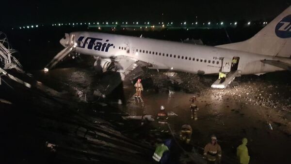 Сотрудники МЧС во время ликвидации последствий ЧП с самолетом Boeing 737 авиакомпании Utair, следовавшим из Москвы в Сочи. 1 сентября 2018 Сотрудники МЧС во время ликвидации последствий ЧП с самолетом Boeing 737 авиакомпании Utair, следовавшим из Москвы в Сочи. 1 сентября 2018